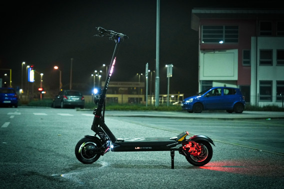 Bluetran Lightning Review: A Heavyweight-Class Electric Scooter